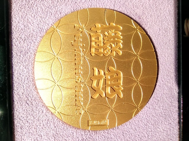 造幣局 七宝章牌 藤娘の紹介（2007） | 金銀砂子・造幣局の金属工芸品 
