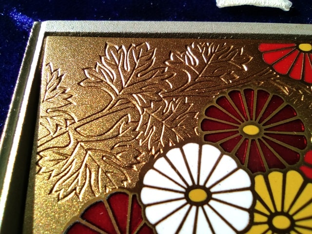 七宝入菊水文様ペン皿の表面